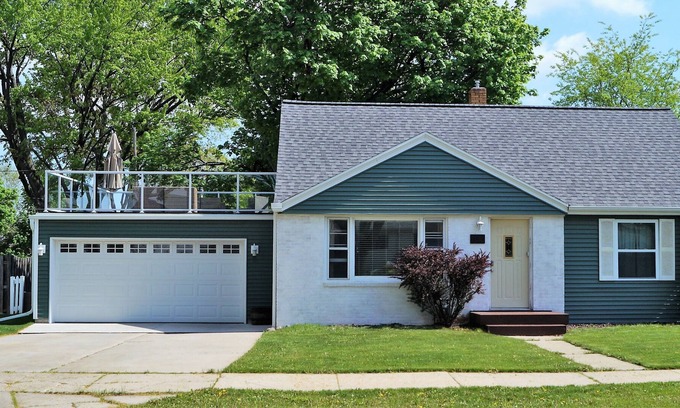 Green Bay House | Rooftop Patio - One Block from Lambeau Field!