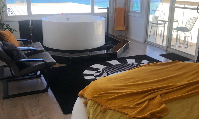 Mollymook Beach Apartment | Rooftop SPA Romance at Wavewatch: Seas the Moment!