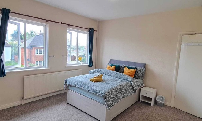 Iver House | Room 2 - Bathurst Walk