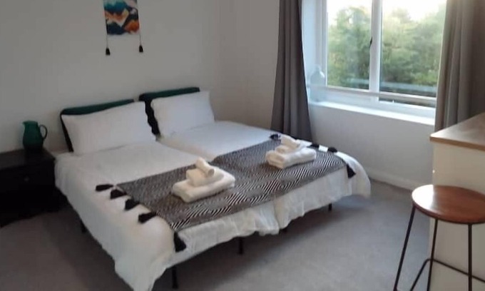 Barrow Gurney Apartment | Room 3. Single or twin room near Bristol Airport