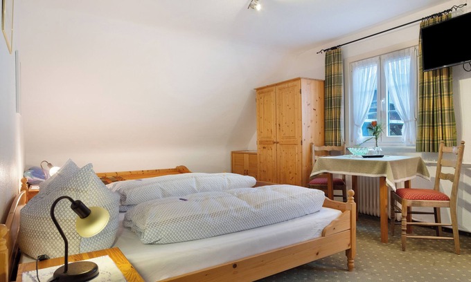 Saig Apartment | Room '4 Mit Wc Und Dusche' with Shared Terrace and Wi-Fi