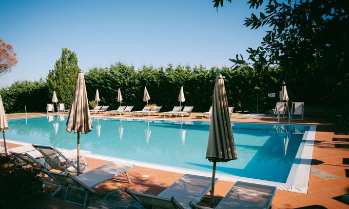 San Donato in Fronzano Apartment | Room '69 H Fattoria Degli Usignoli Doppia' with Shared Pool, Wi-Fi and Air Conditioning