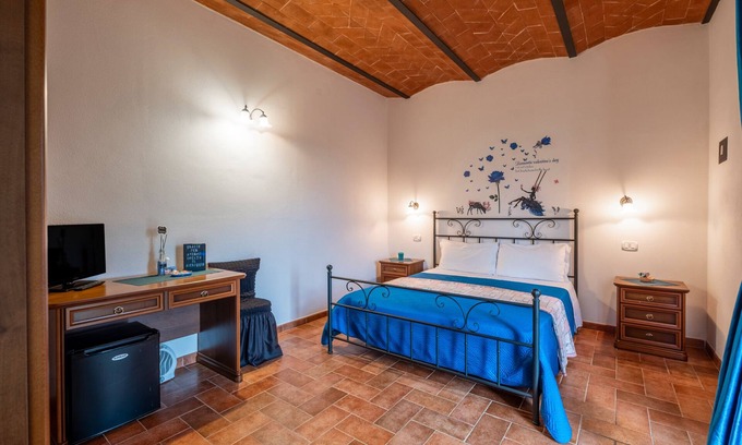 Catabbio Apartment | Room 'Blu' with Shared Pool and Shared Garden