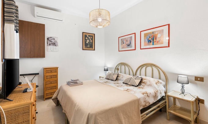 Oristano Historic Centre Apartment | Room 'Camera 2' with Wi-Fi and Air Conditioning