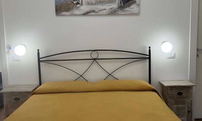 San Mauro Cilento Apartment | Room 'Camera Gialla Vista Mare E Monti' with Sea View, Wi-Fi and Air Conditioning