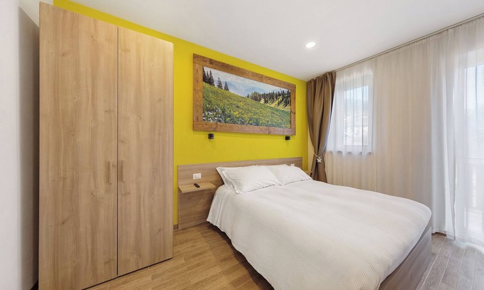 Domegge di Cadore Apartment | Room 'Camera K Giallo' with Lake View, Shared Terrace and Wi-Fi