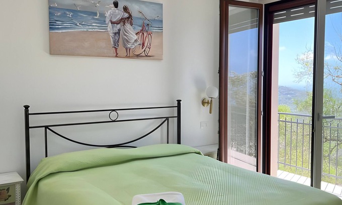 San Mauro Cilento Apartment | Room 'Camera Verde Vista Mare E Monti' with Sea View, Shared Terrace and Wi-Fi