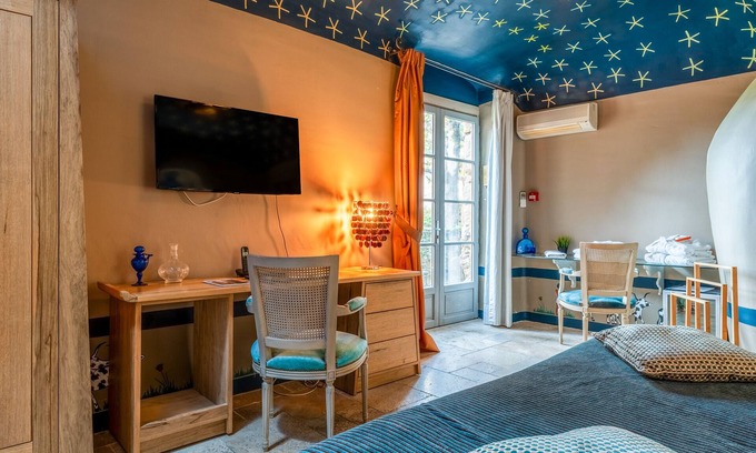 Collias Apartment | Room 'Chambre 10' with Shared Pool, Wi-Fi and Air Conditioning