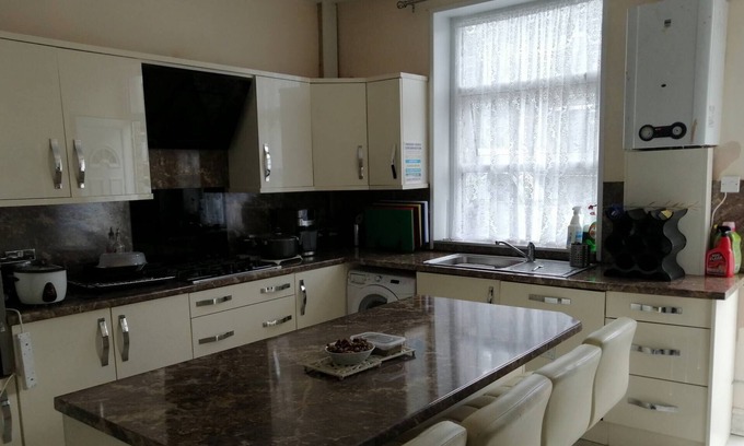 Bradford House | Room-charming Bradford Room to Rent With