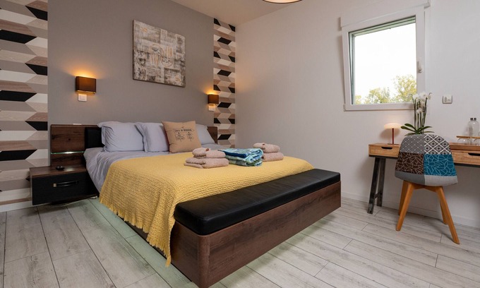 Ploeren Bed & Breakfast | Room 'Gwened' with Shared Terrace, Wi-Fi and Air Conditioning