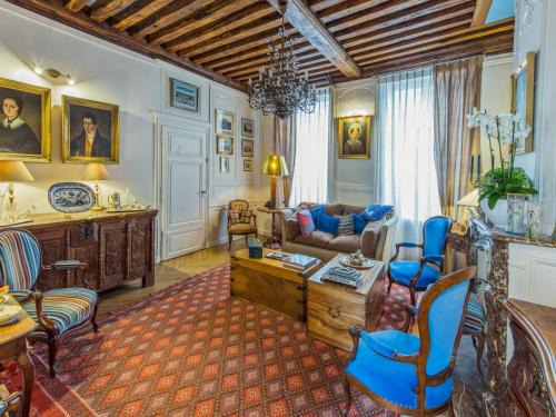 Bourgogne House | Room in Guest room - This 10th Century home sits in an exceptional setting in the center of Orleans