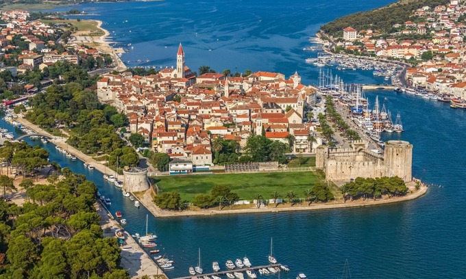 Trogir Bed & Breakfast | Room in Trogir with Seaview, Air condition, WIFI, Washing machine (4655-4)