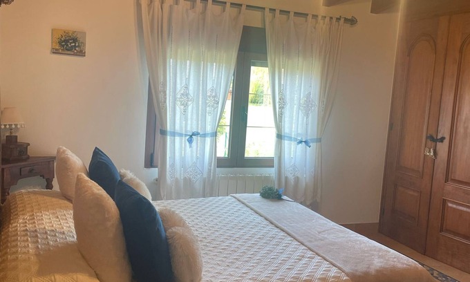 Marina de Cudeyo Apartment | Room 'Jazmín' with Mountain View, Shared Terrace and Wi-Fi