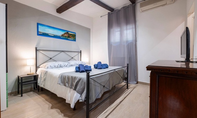 Porto Ercole Apartment | Room 'Libeccio' with Shared Terrace, Wi-Fi and Air Conditioning