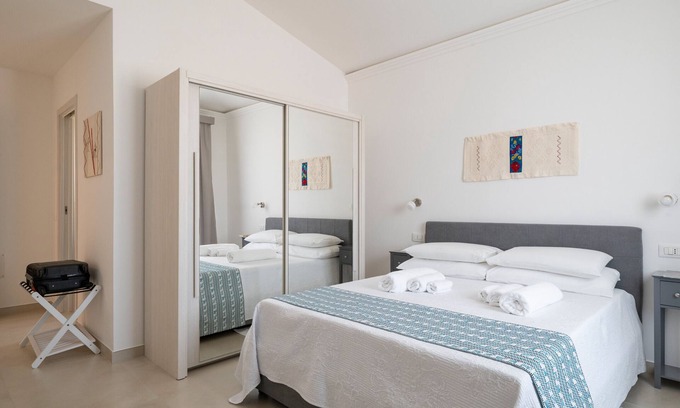 Lotzorai Apartment | Room 'Maria Lai' with Shared Terrace, Wi-Fi and Air Conditioning