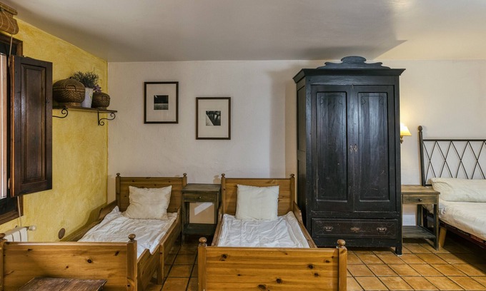 Pujals dels Pagesos Apartment | Room 'Migjorn' with Shared Pool, Wi-Fi and Air Conditioning