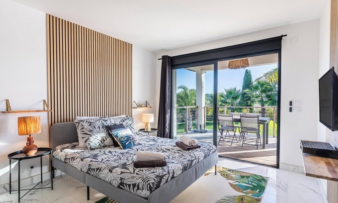 Plaissan Bed & Breakfast | Room n°1 in Villa SCL - Summer kitchen - Heated swimming pool Jacuzzi - Terrace