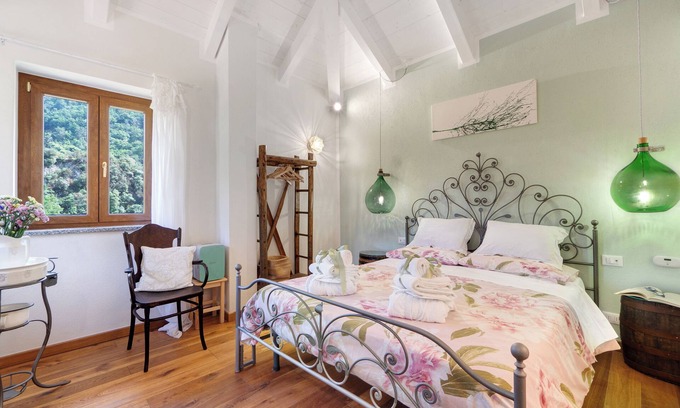 Albisola Superiore Apartment | Room 'Oiva' with Mountain View, Wi-Fi and Air Conditioning