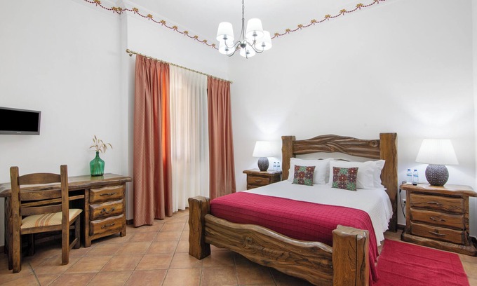 Espirito Santo Apartment | Room 'Quarto Vermelho - Patio View' with Shared Pool, Wi-Fi and Air Conditioning