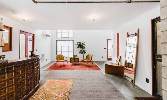 Little Italy Apartment | Room U at The Dutra Inn - Little Italy