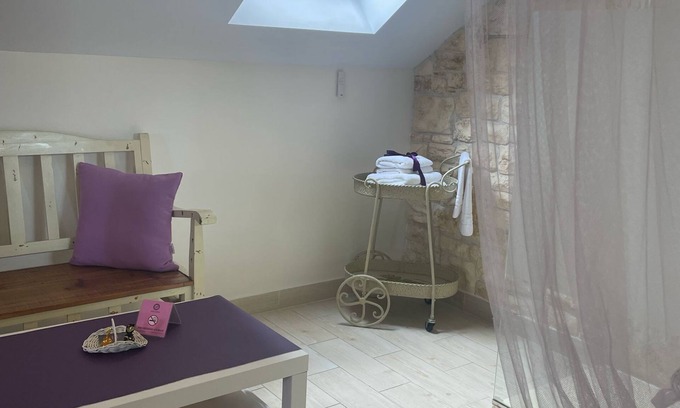 Marina de Cudeyo Apartment | Room 'Violeta' with Mountain View, Shared Terrace and Wi-Fi
