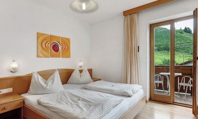 Sankt Josef Am See Apartment | Room 'Weinbergblick' with Mountain View, Shared Pool and Wi-Fi