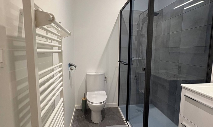 Saintes Bed & Breakfast | Room with bathroom and toilet in shared apartment, kitchen