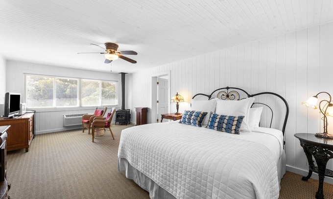 Comfort Hotel | Room with One King Bed, microwave, mini-fridge, and gas fireplace