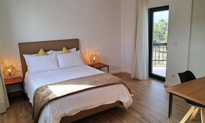 Quintola da Maca Apartment | Room with private bathroom and balcony at Casa das Vinhas in Sesimbra