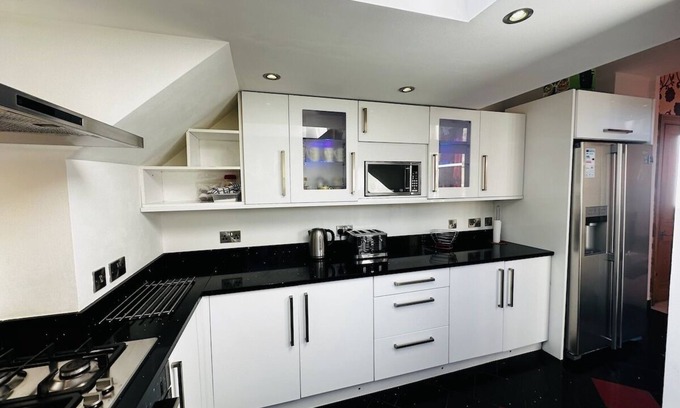 Newhaven House | Roomy home 1 level Free Parking