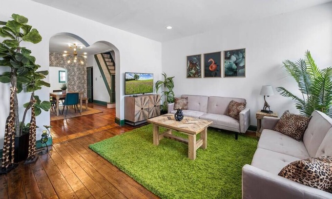 Olde Richmond House | Roomy Urban Oasis - XL Outdoor Patio BBQ & FirePit