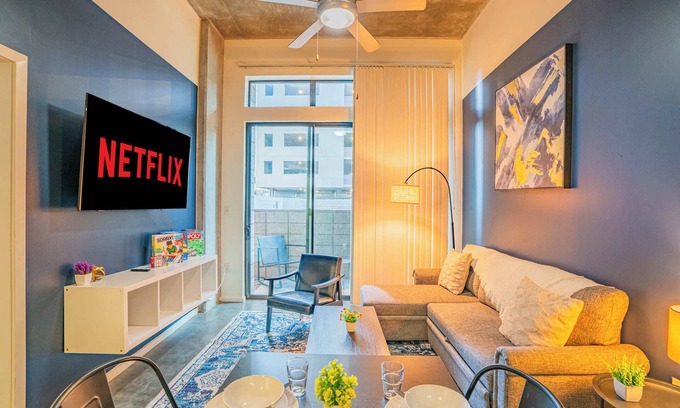 Evans Churchill Apartment | RooseveltRow DT Gym+Pool+Parking+Balcony+W/D+Clean