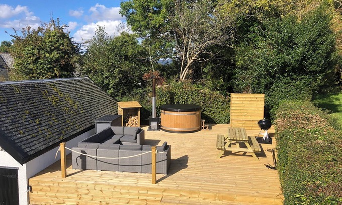 Alexandria Cottage | Rosebank cottage with hot tub and log burner in Loch Lomond National Park