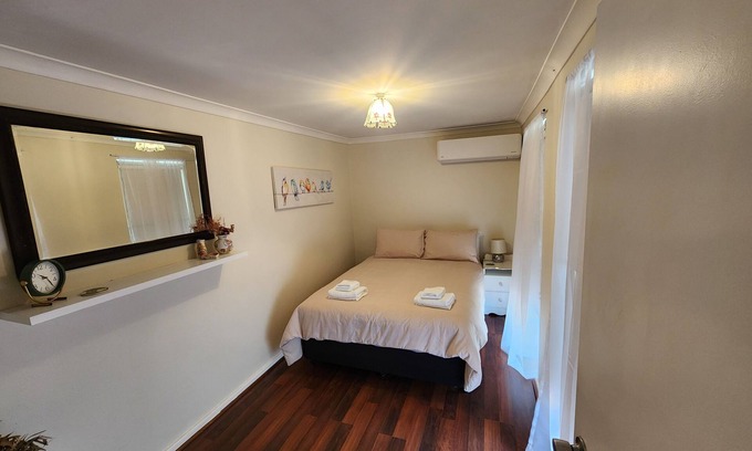 Northam Apartment | "Roseneath" Private room with en-suite. Room 3