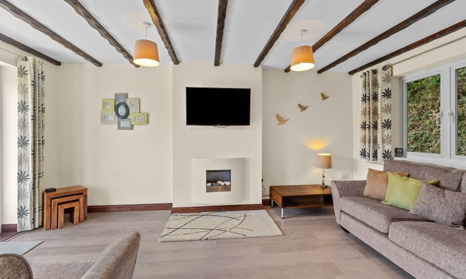 Saltash Cottage | Rosewood Cottage is set within the well-manicured private grounds at Crylla Valley Cottages which in