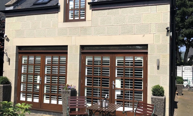 Roslin House | Roslin Self Catering Modern Luxury 1 Bedroom House with large family lounge