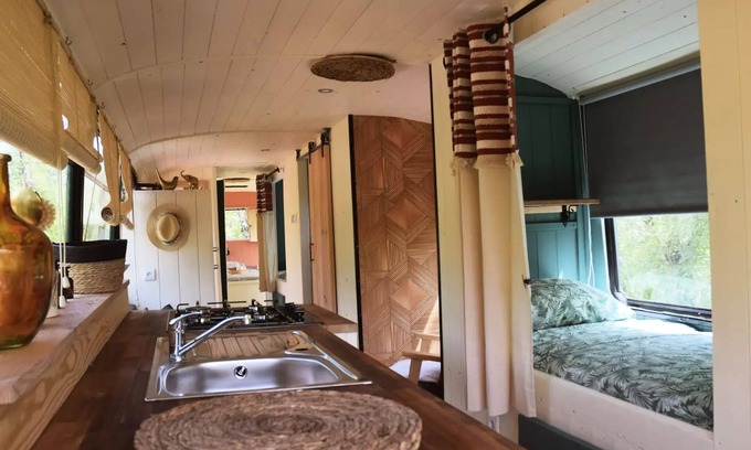 Saint-Antonin Noble Val Cabin | Route 3C - 4-passenger school bus