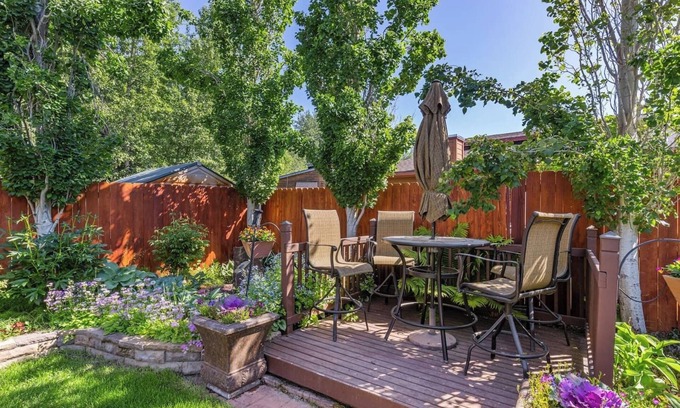 Taku - Campbell House | Rovenna Gardens + Anchorage + Close to Fishing