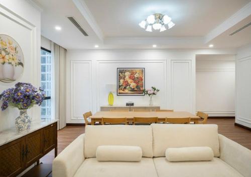 Thanh Xuan Apartment | Royal City 3BR Vintage Pool & Garden View