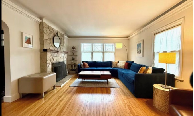 Royal Oak House | Royal Oak Health Retreat, King Bed & Crib, Infrared Sauna, Gym, Steam Shower+