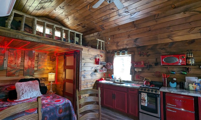 Pittsburg Cabin | Ruby Ravine- Pretty boutique+rustic cabin in DanielBooneForest, RockcastleRiver!