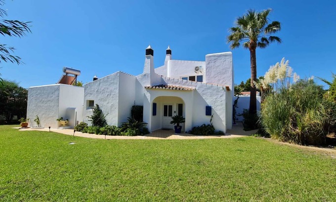 Mato Serrao Villa | Ruim comfortabel huis met zwembad, zeezicht, privacy en toch vlakbij het strand.