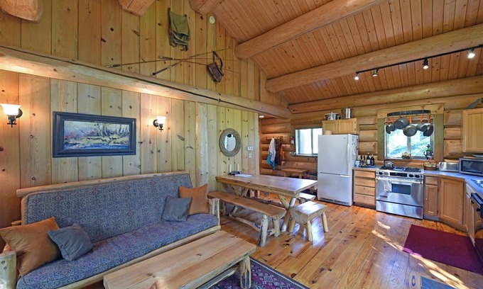 Winthrop Cabin | Running Wolf Cabin (1 BR) – ski trail access, pool/hot tub, and playground