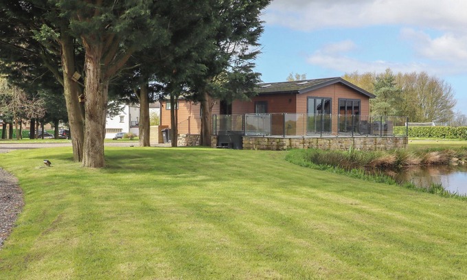 Knott End-on-Sea Cottage | RUPERTS RETREAT, family friendly, with hot tub in Garstang