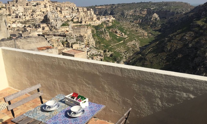 Sasso Caveoso House | RupeSuiSassi is a typical house of the Sassi of Matera with a splendid view.