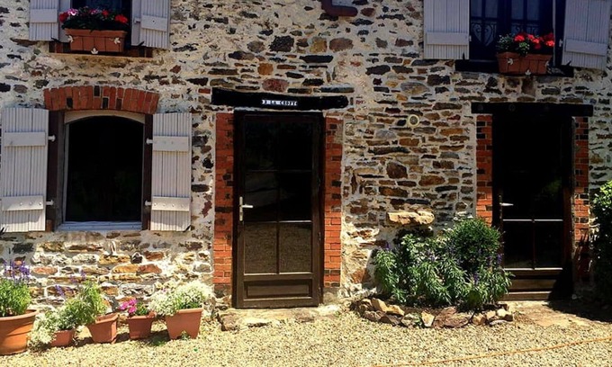 Bussiere-Poitevine Cottage | Rural Gite with Scandinavian wood fired hot tub