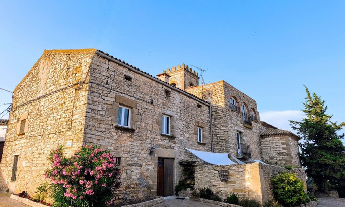 Sant Guim de la Plana House | Rural House 'La Rectoria De Vicfred' with Mountain Views, Wi-Fi and Air Conditioning