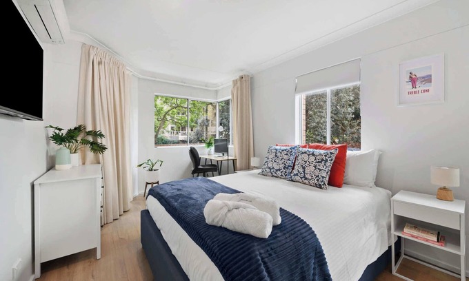 Kings Cross Apartment | Rushcutters Bay Retreat with Balcony - New Listing