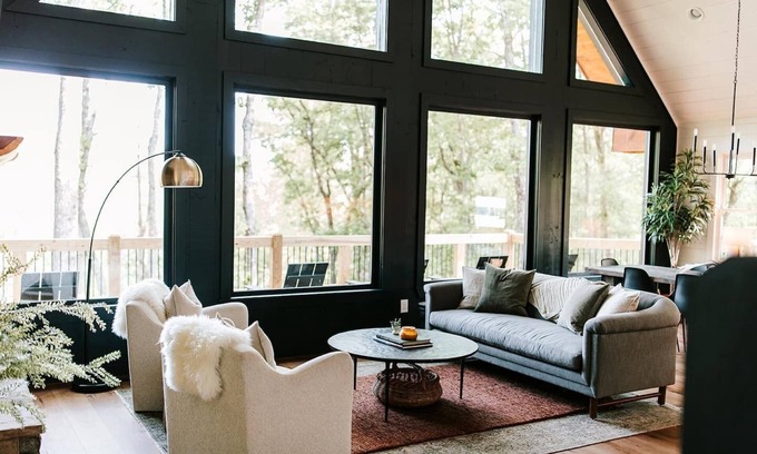 Cherry Log Cabin | Rustic 4BR Designer Cabin | Hot Tub Views Fire
