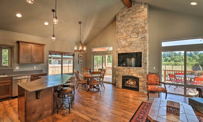 Packwood Cabin | Rustic Cabin Near Mt Rainier: Fire Pit & BBQ!